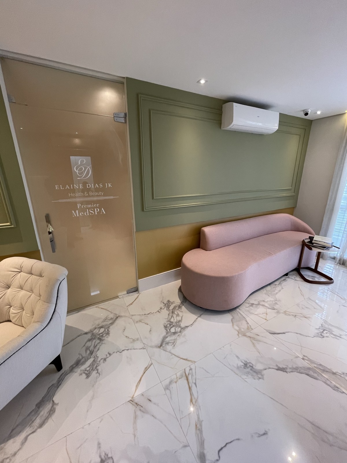 Clínica Dra. Elaine Dias — recepção com acabamento alto padrão, Jardins, São Paulo