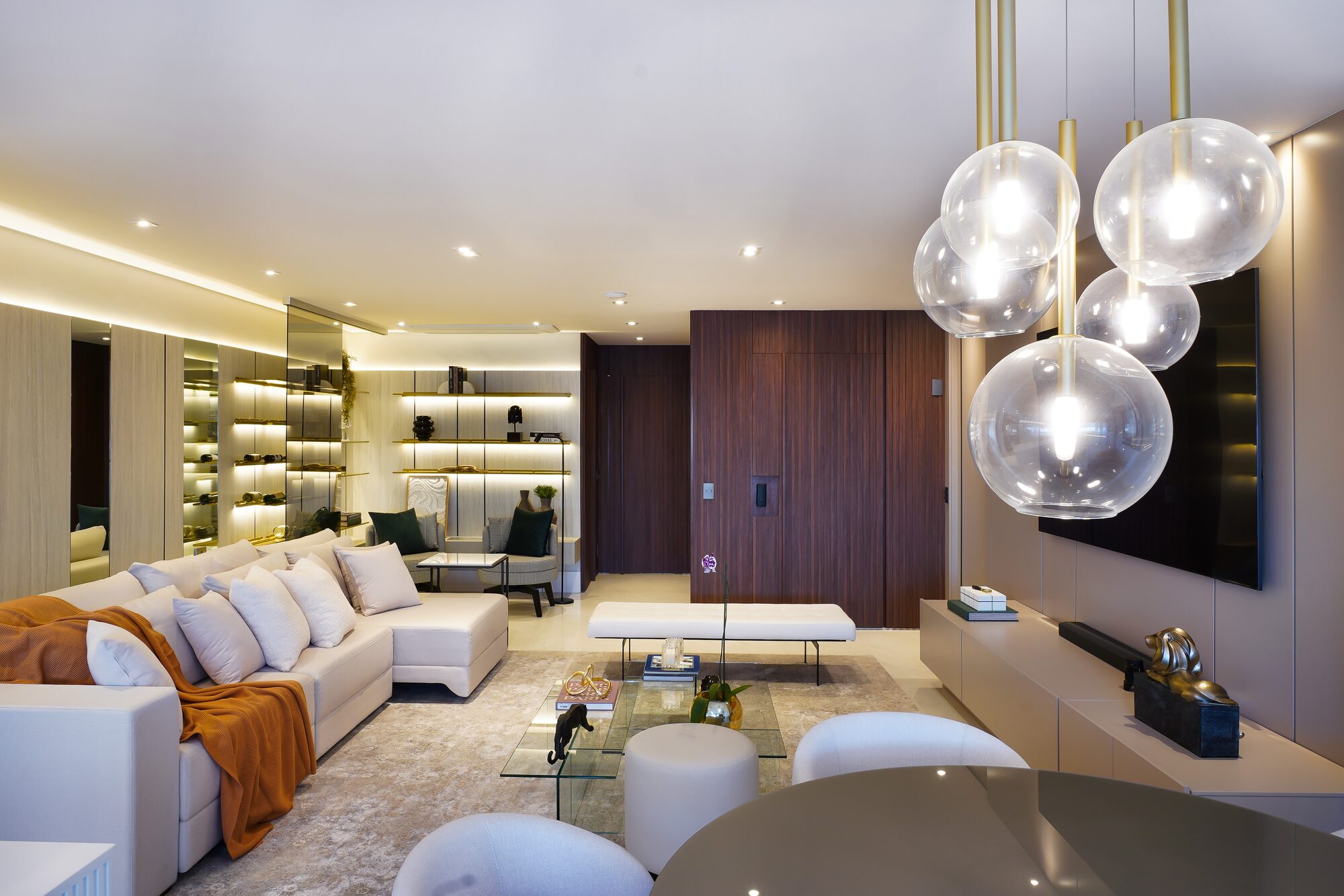 Yoo Capote Valente · Jardins · 160m² · sala integrada com marcenaria iluminada